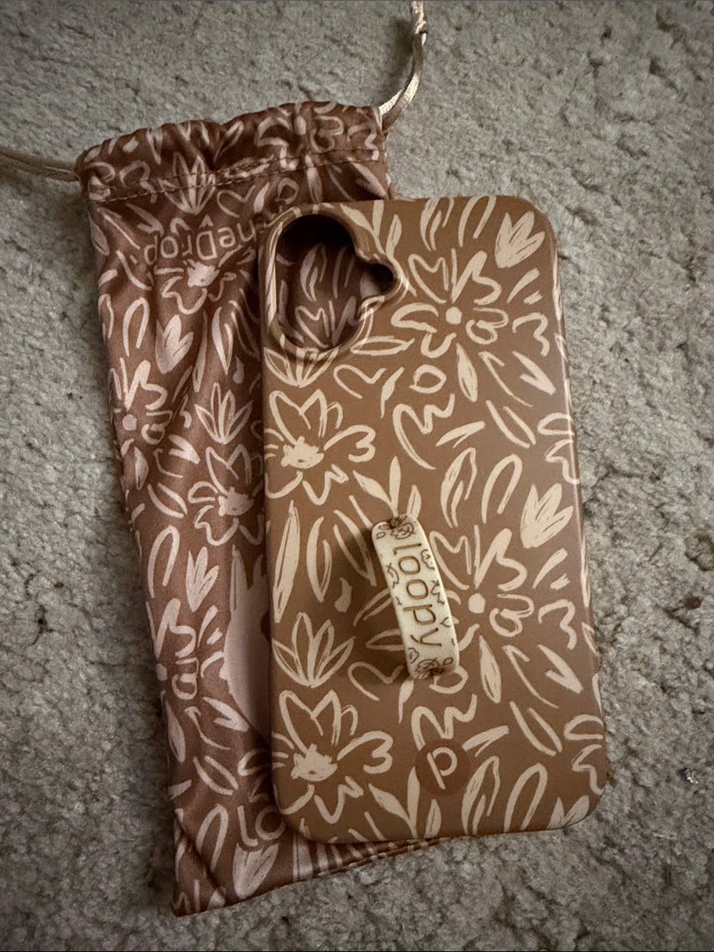 Loopy Case Floral Grip Phone Case - Tan & Cream iPhone 16 plus!